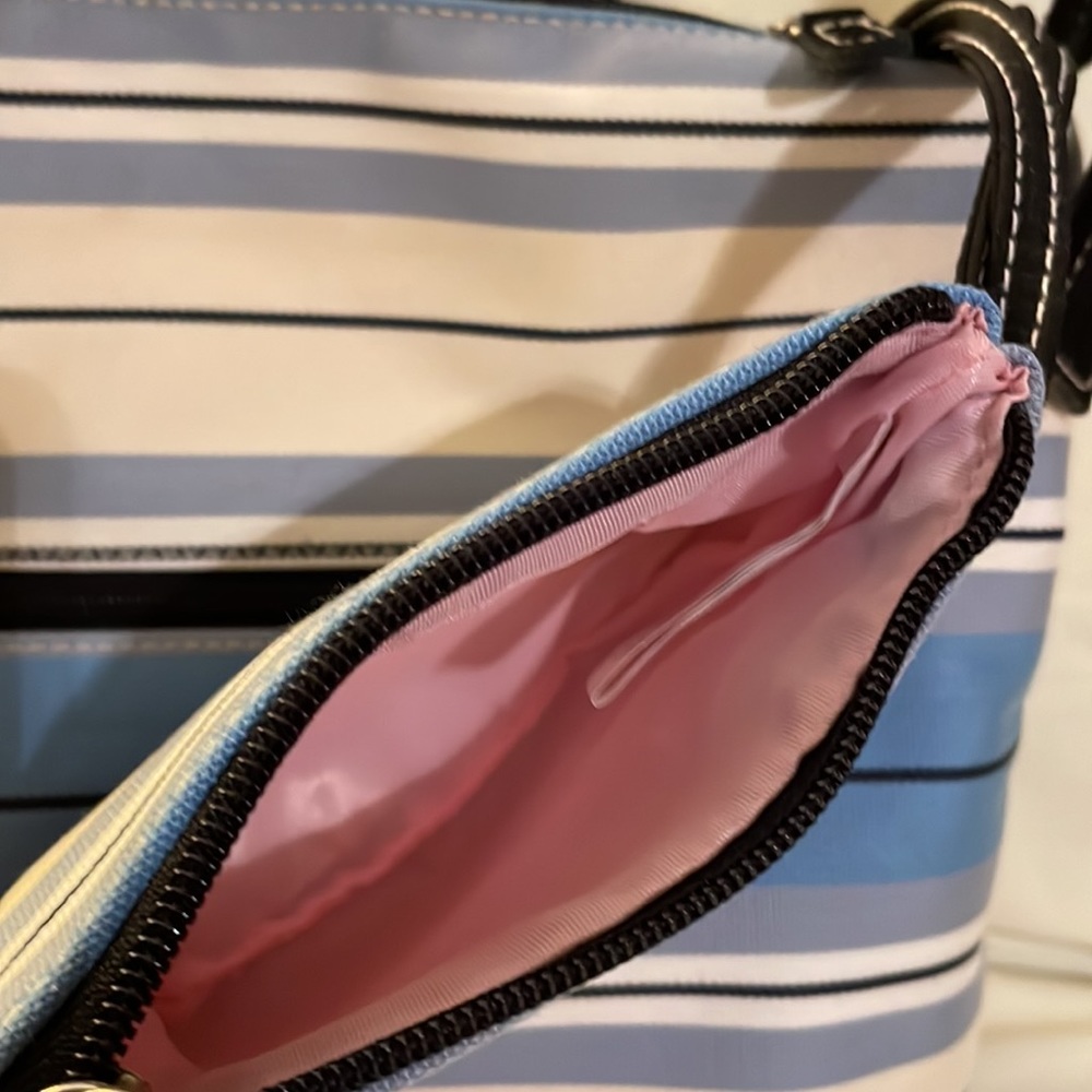 Brand new Liz Claiborne soft hobo purse 11” x 10” with wristlet. - Picture 4 of 9